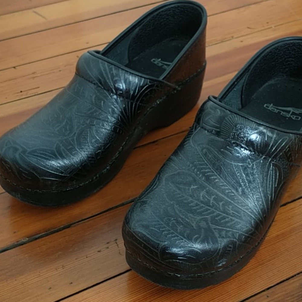 Women's black textured Danskos